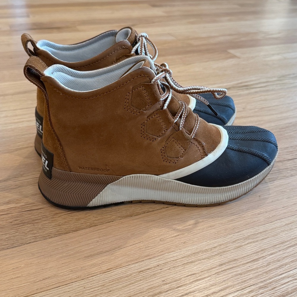 Sorel Tan and Black Handcrafted Boots